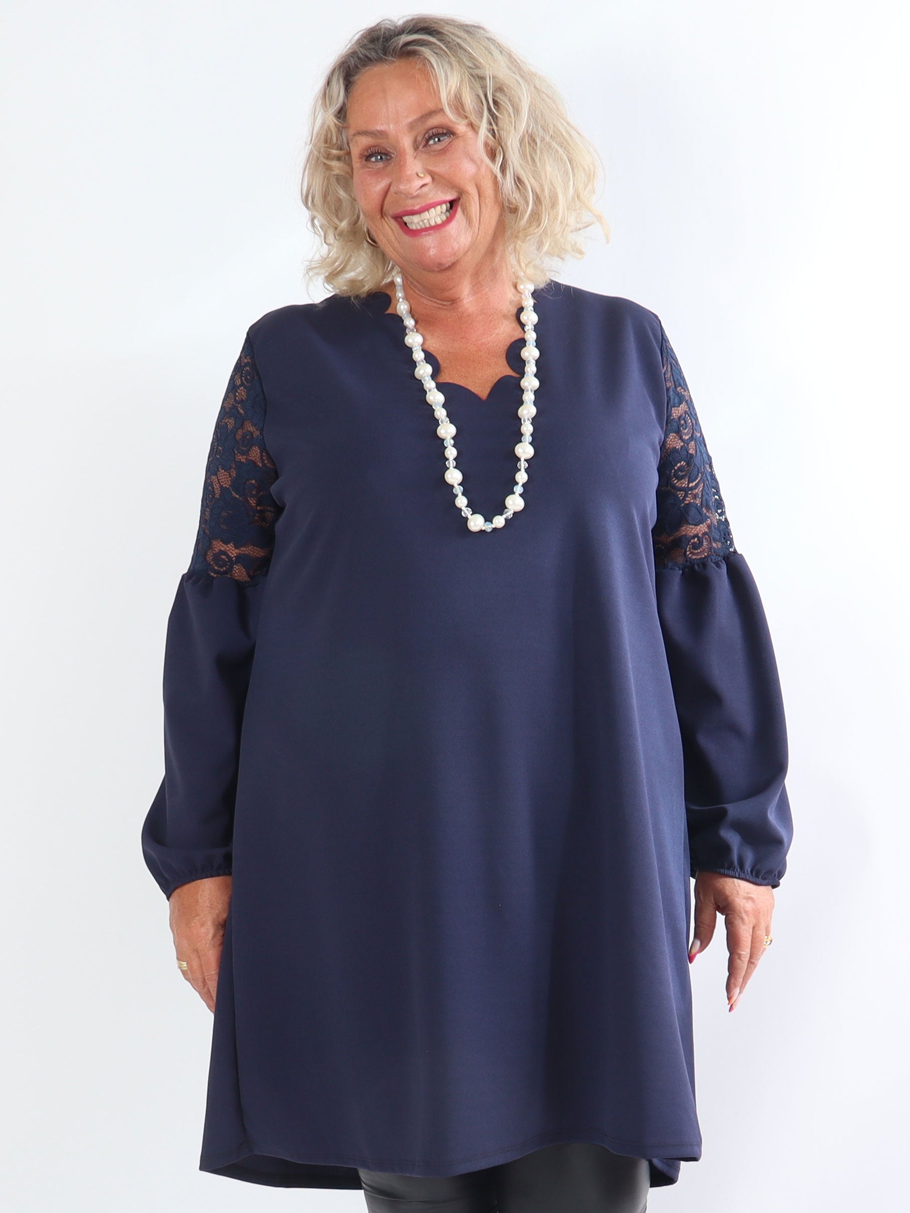 Romance - Fin plus size kjole med blondeærmer